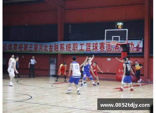 拉文带领球员团结拼搏，展现团队力量