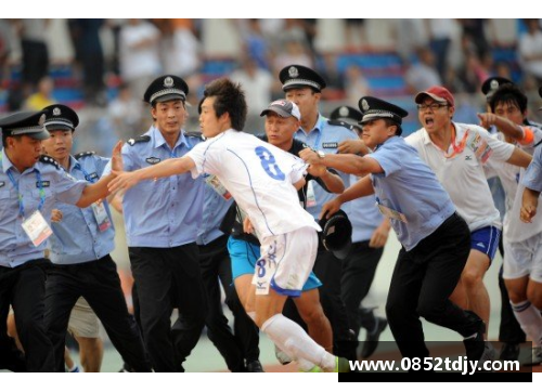 球员追打裁判事件引发严重讨论与反思